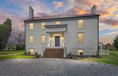 Bowling Green Maison | Charming 4-bedroom house in Bowling Green with WiFi, AC - 1700s Modern Reno