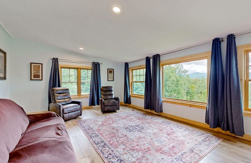 Franconia Maison | Cozy two-story mountain home with beautiful views & furnished patio