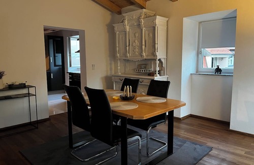 Tutzing Appartement | Helle und Gemütliche 3-zimmer Dachgeschosswohnung in Seenähe