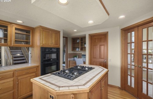 Mount Park Maison | Cozy 4-bedroom house in tranquil Lake Oswego with AC - great views of Mt. Hood.