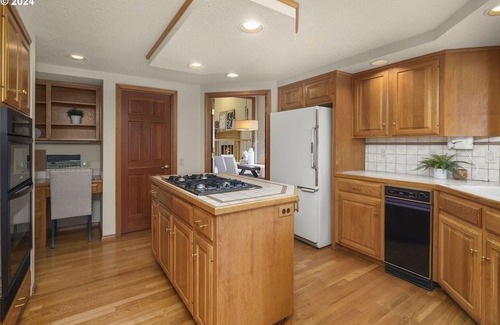 Mount Park Maison | Cozy 4-bedroom house in tranquil Lake Oswego with AC - great views of Mt. Hood.