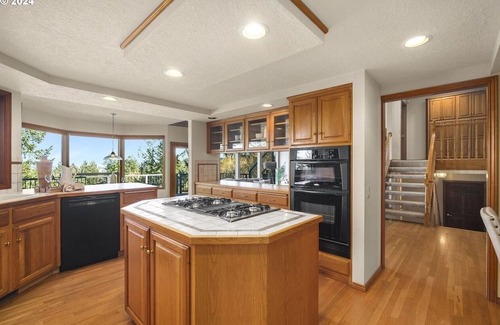 Mount Park Maison | Cozy 4-bedroom house in tranquil Lake Oswego with AC - great views of Mt. Hood.