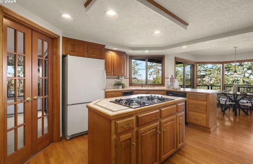 Mount Park Maison | Cozy 4-bedroom house in tranquil Lake Oswego with AC - great views of Mt. Hood.