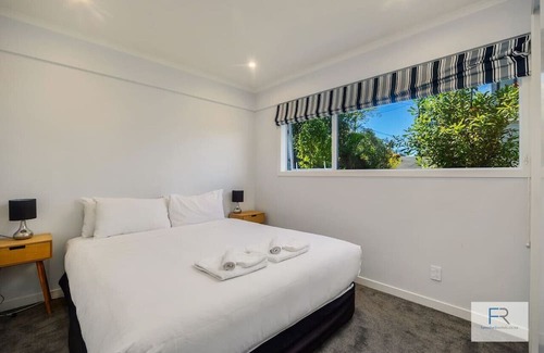 Browns Bay Maison | Spectacular Sea Views -Exec Home