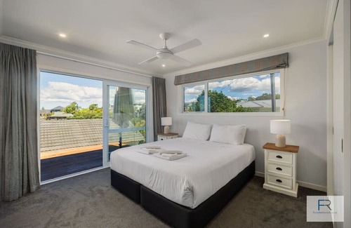 Browns Bay Maison | Spectacular Sea Views -Exec Home