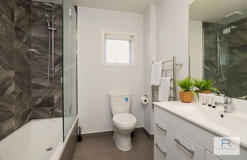 Browns Bay Maison | Spectacular Sea Views -Exec Home