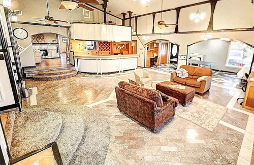 Pryor Maison | Expansive 3700+ sq ft retreat w/ sauna! Minutes to antique shops.
