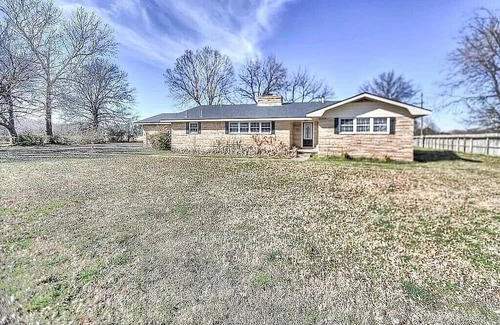 Pryor Maison | Expansive 3700+ sq ft retreat w/ sauna! Minutes to antique shops.