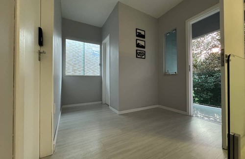 Capoeiras Maison | Quarto Confortável em Casa Grande