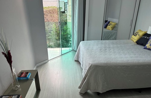 Capoeiras Maison | Quarto Confortável em Casa Grande