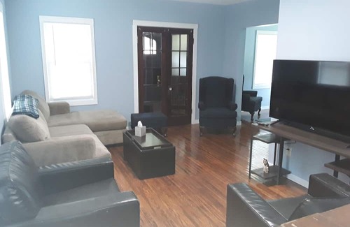 Waterloo Maison | Charming 3-bedroom house in beautiful Waterloo with WiFi, AC. Near many wineries