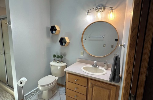 Oak Creek Maison | RNC accommodating & spacious home with pool 15 minutes from downtown Milwaukee.