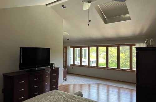 Oak Creek Maison | RNC accommodating & spacious home with pool 15 minutes from downtown Milwaukee.