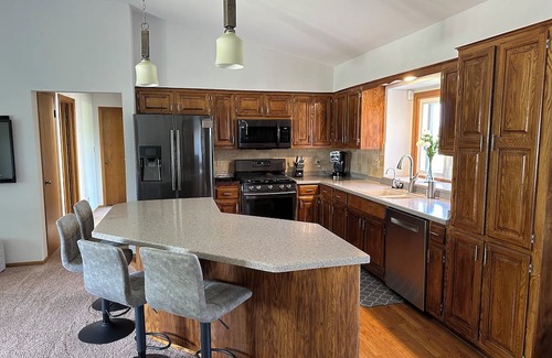 Oak Creek Maison | RNC accommodating & spacious home with pool 15 minutes from downtown Milwaukee.