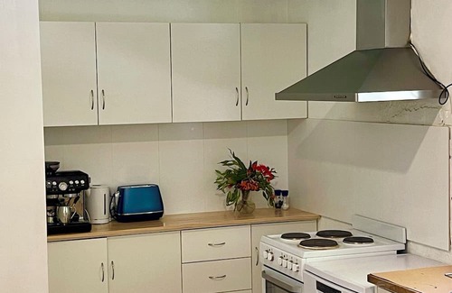Duncan Autre | Large beachside Homestead, private apartments, fireplace, 3 min walk to beach.n