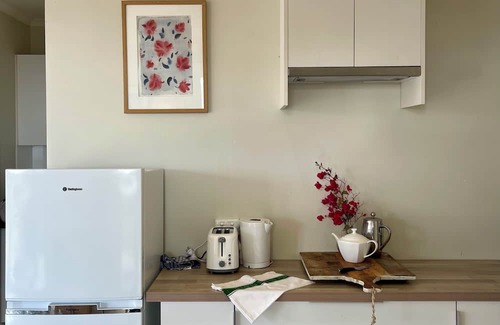 Duncan Autre | Large beachside Homestead, private apartments, fireplace, 3 min walk to beach.n