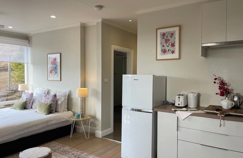 Duncan Autre | Large beachside Homestead, private apartments, fireplace, 3 min walk to beach.n