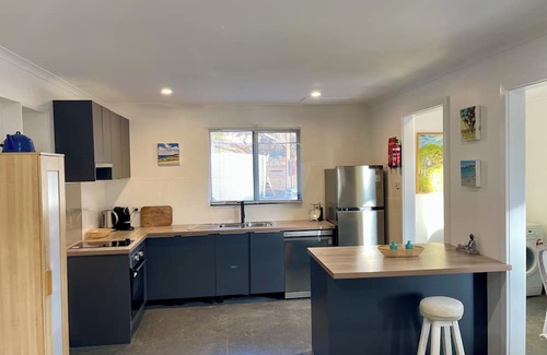 Duncan Autre | Large beachside Homestead, private apartments, fireplace, 3 min walk to beach.n