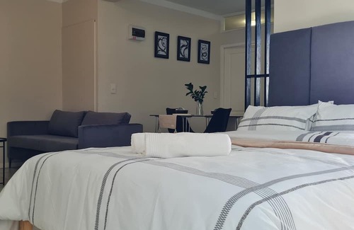 Rondebosch Appartement | Green Oasis apartment nestled among tall trees- extra length bed, queen size