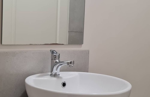 Rondebosch Appartement | Green Oasis apartment nestled among tall trees- extra length bed, queen size