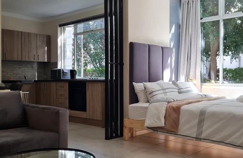 Rondebosch Appartement | Green Oasis apartment nestled among tall trees- extra length bed, queen size