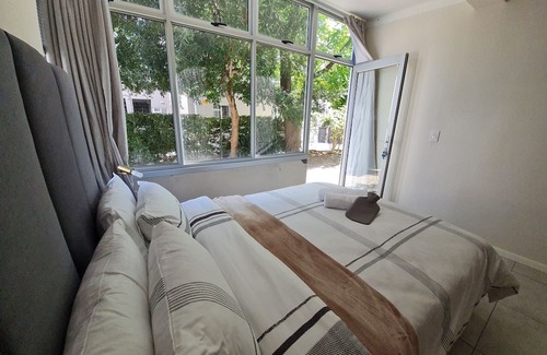 Rondebosch Appartement | Green Oasis apartment nestled among tall trees- extra length bed, queen size