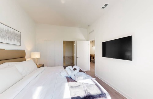 Loughman Maison | Sparkling new townhouse with lanai, amazing pool, AC, & washer/dryer