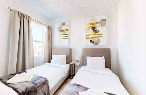 Loughman Maison | Sparkling new townhouse with lanai, amazing pool, AC, & washer/dryer