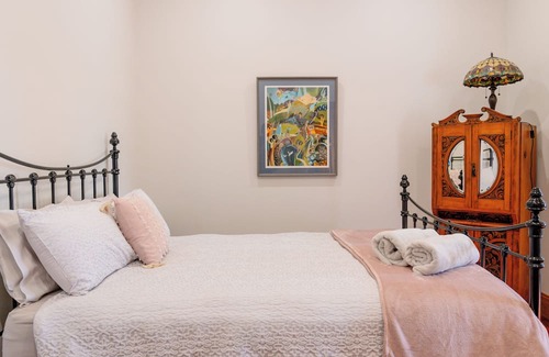 Bolwarra Lit Et Petit-Déjeuner | Maddies is delighful country home built in the 1800's. Pet friendly!