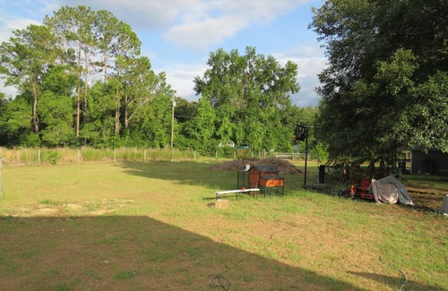 Spring Hill Maison | 🐓Your cozy RV PARK retreat! Nature, play & chickens - who could ask for more?!