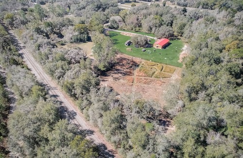 Spring Hill Maison | 🐓Your cozy RV PARK retreat! Nature, play & chickens - who could ask for more?!