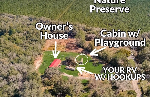 Spring Hill Maison | 🐓Your cozy RV PARK retreat! Nature, play & chickens - who could ask for more?!