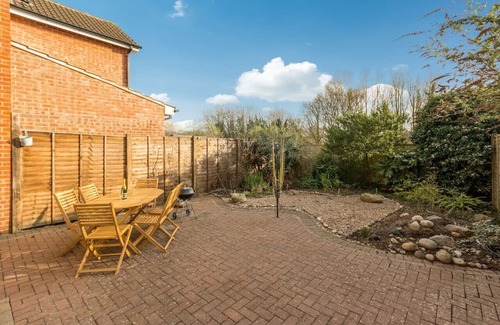 Whitnash Maison | Charming House in Prime Location w/Free Parking