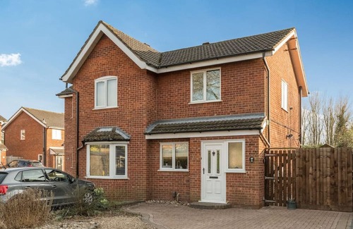 Whitnash Maison | Charming House in Prime Location w/Free Parking