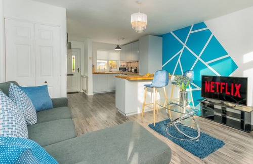 Whitnash Maison | Charming House in Prime Location w/Free Parking
