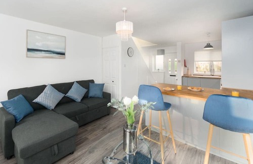 Whitnash Maison | Charming House in Prime Location w/Free Parking
