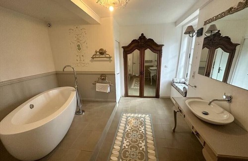 Pont-du-Chateau Autre | Suite Royale au Château du Serpolet