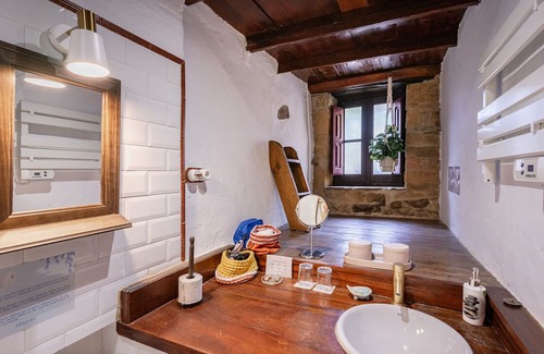 Villar de Pineres Chalet De Ski | Chalet 'La Castañar - La Vallicuerra' with Mountain View, Private Terrace and Wi-Fi