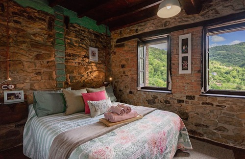Villar de Pineres Chalet De Ski | Chalet 'La Castañar - La Vallicuerra' with Mountain View, Private Terrace and Wi-Fi