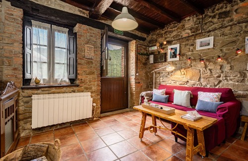 Villar de Pineres Chalet De Ski | Chalet 'La Castañar - La Vallicuerra' with Mountain View, Private Terrace and Wi-Fi