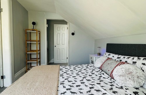Peterborough Maison | Cozy Two Story House with Patio, BBQ and Backyard