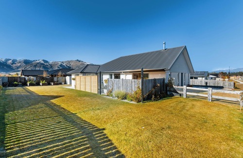 Lake Hawea Maison | Home nestled in Hawea - A four-bedroom Hawea home with mountain views. Enjoy a modern kitchen, spacious living areas, two bathrooms, and a cosy fireplace