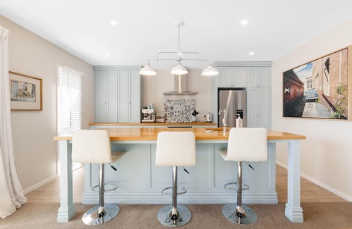 Lake Hawea Maison | Home nestled in Hawea - A four-bedroom Hawea home with mountain views. Enjoy a modern kitchen, spacious living areas, two bathrooms, and a cosy fireplace