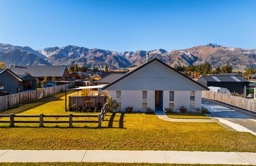 Lake Hawea Maison | Home nestled in Hawea - A four-bedroom Hawea home with mountain views. Enjoy a modern kitchen, spacious living areas, two bathrooms, and a cosy fireplace