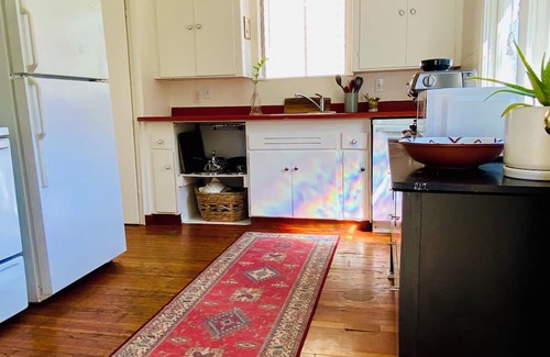West Point Grey Maison | Charming Home in Kitsilano FREE Parking+Laundry