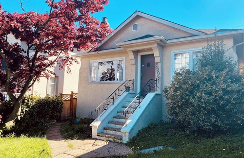 West Point Grey Maison | Charming Home in Kitsilano FREE Parking+Laundry