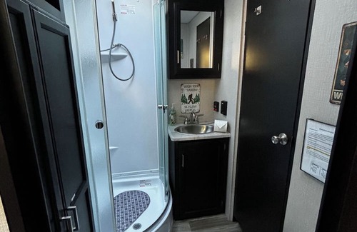 Amboy Maison | Cozy Glamping RV Hot Tub, Fire Pit & Nature Escape