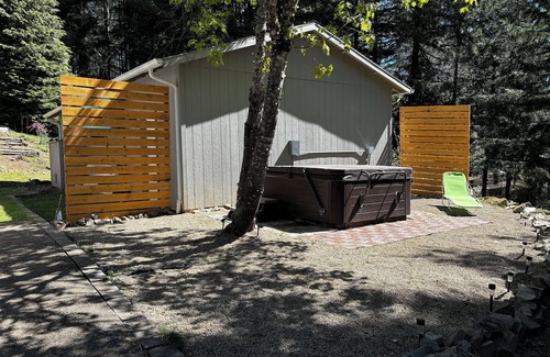 Amboy Maison | Cozy Glamping RV Hot Tub, Fire Pit & Nature Escape