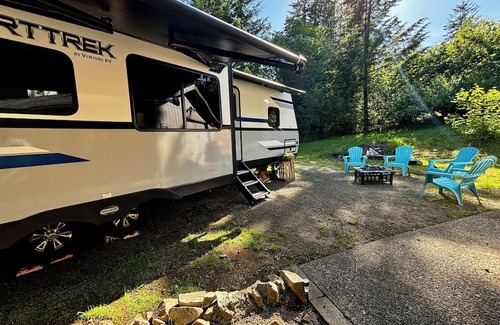 Amboy Maison | Cozy Glamping RV Hot Tub, Fire Pit & Nature Escape