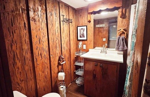 Highlands Autre | Charming and cozy Rustic farmhouse . Centrally located !